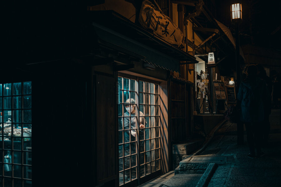 Antica machiya illuminata nella notte, Kyoto