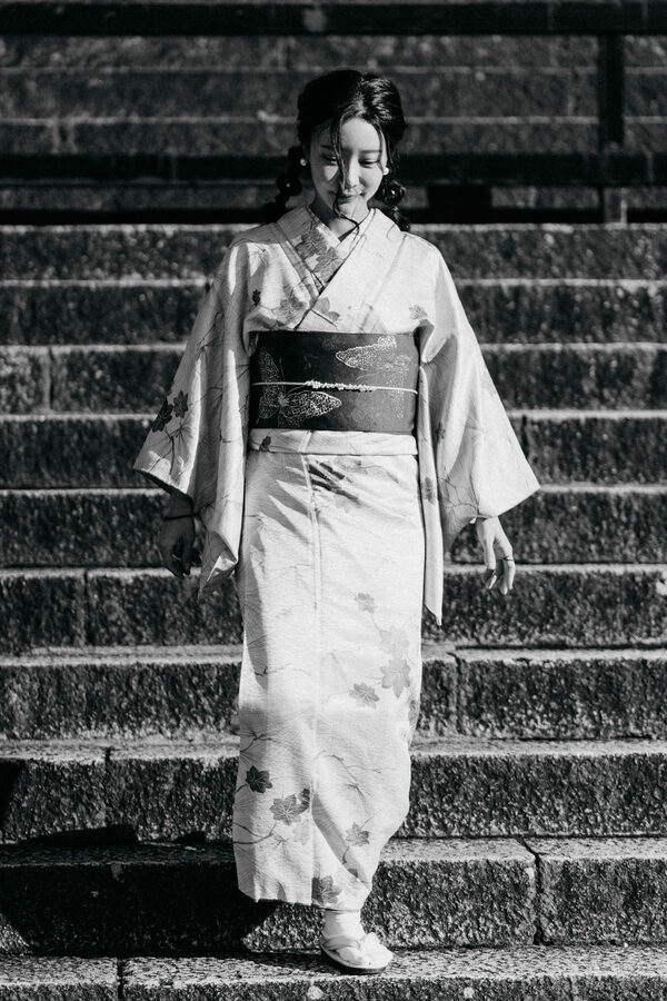 Maiko in kimono su una scalinata, ritratto in bianco e nero, Kyoto