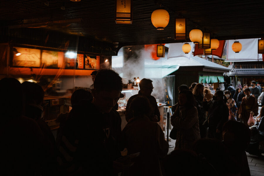 Folla in un mercato coperto illuminato di sera, Kyoto