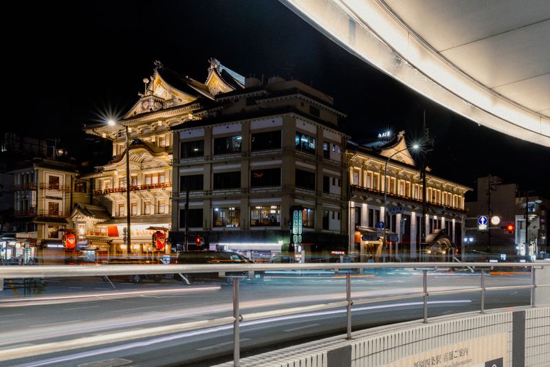 Il teatro Minamiza illuminato di notte con le scie luminose del traffico a Gion-Shijō, Kyoto