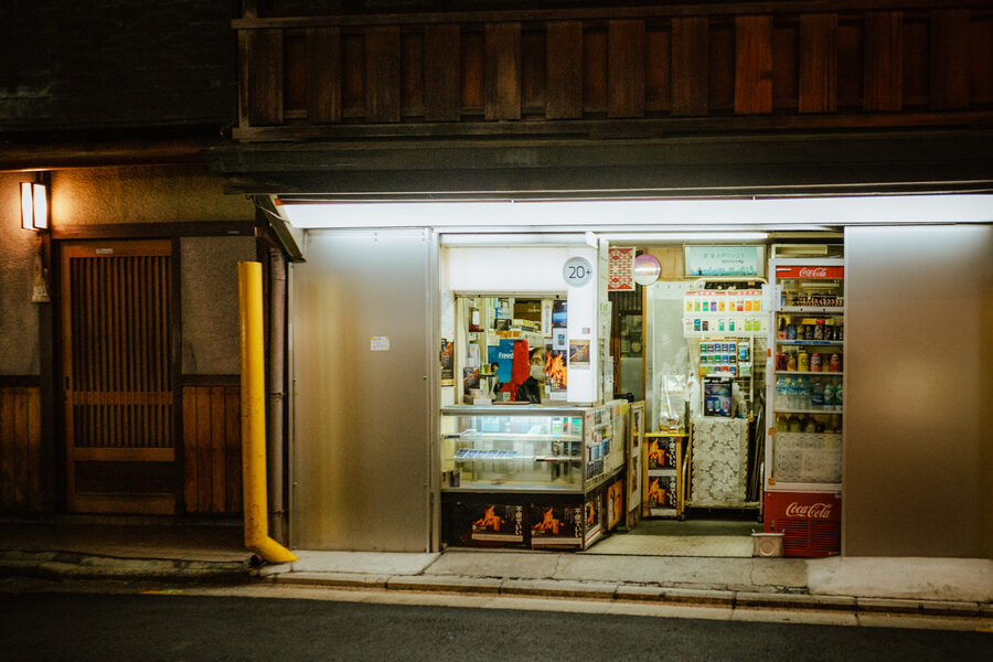Piccolo negozio illuminato nella notte, Kyoto