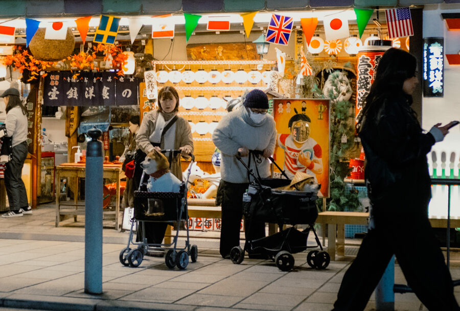 Clienti davanti a un negozio di souvenir, Kyoto