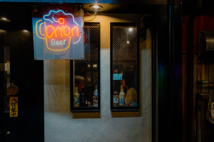 Insegna Orion Beer sulla finestra di un piccolo bar, Kyoto