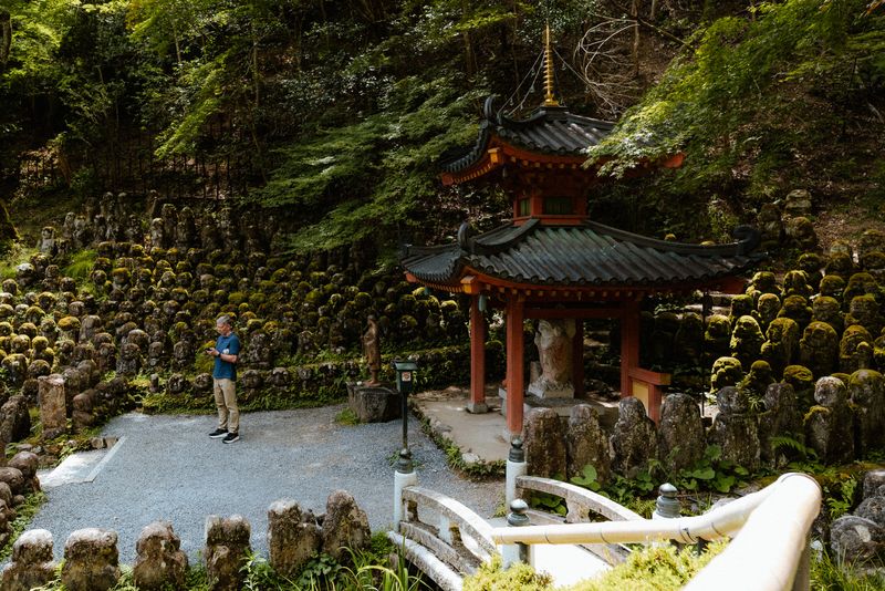 Il padiglione vermiglio di Otagi Nenbutsu-ji circondato dalle statue rakan, Kyoto