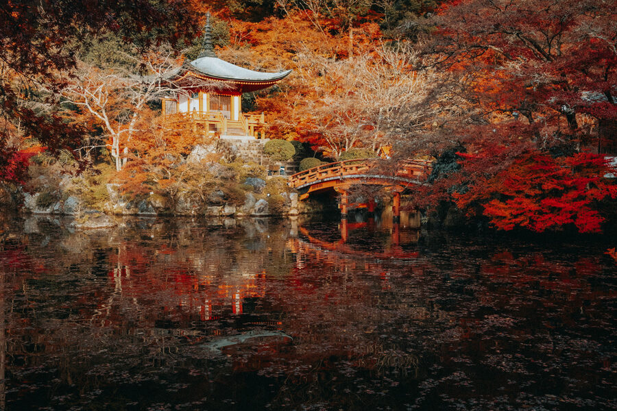 Padiglione circondato dai colori autunnali e riflesso nell’acqua, Kyoto