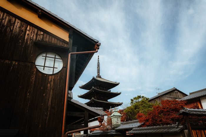 Kyoto padiglione tra aceri, fotografia di viaggio e street photography in Giappone