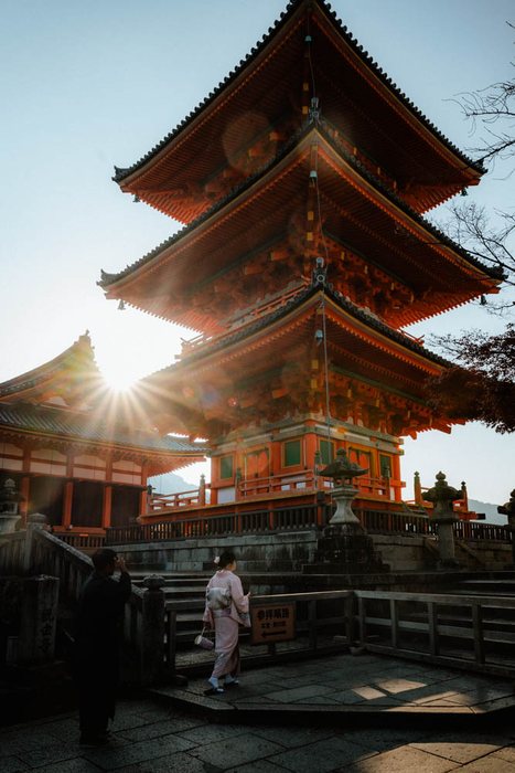 Kyoto pagoda controluce, fotografia di viaggio e street photography in Giappone