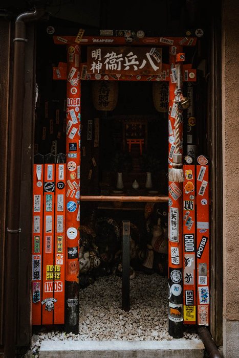 Kyoto pagoda tra aceri, fotografia di viaggio e street photography in Giappone