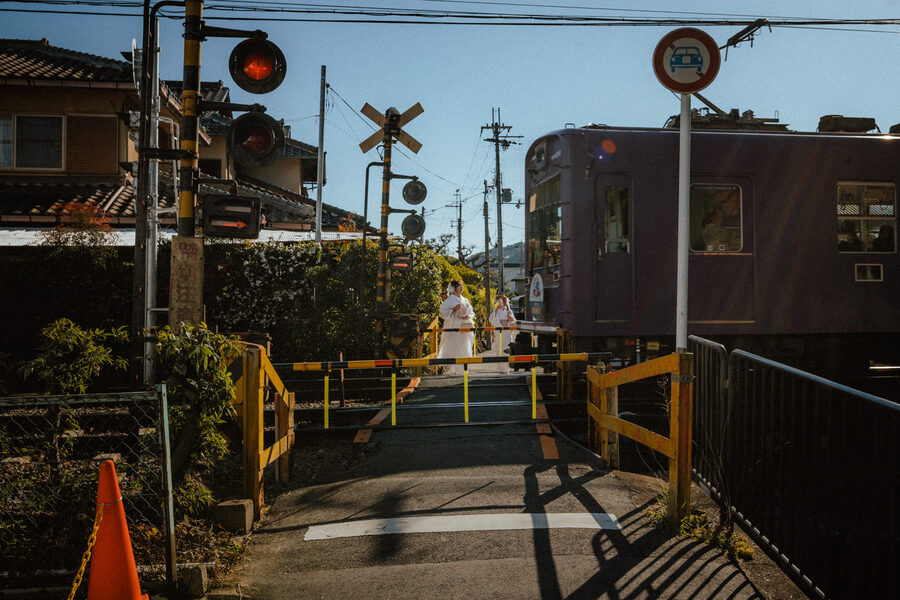 Treno attraversa un passaggio a livello urbano, Kyoto