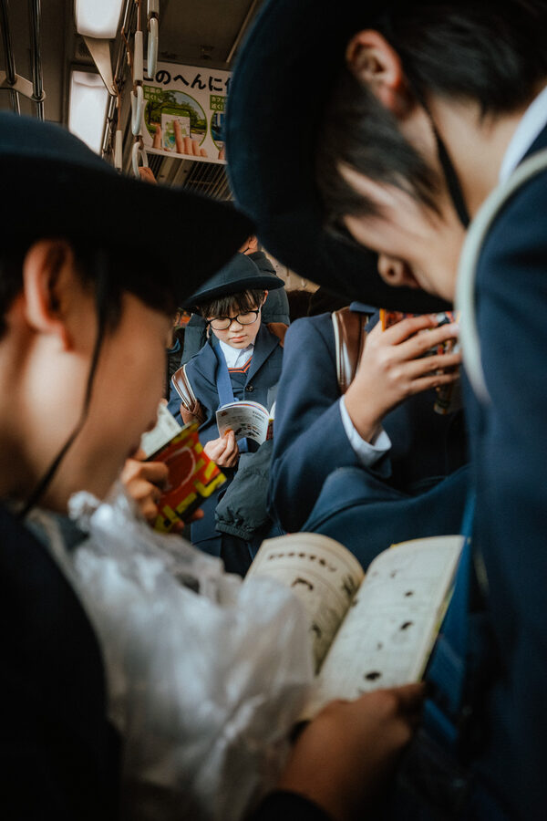 Dettaglio di passeggeri seduti su un mezzo pubblico, Kyoto