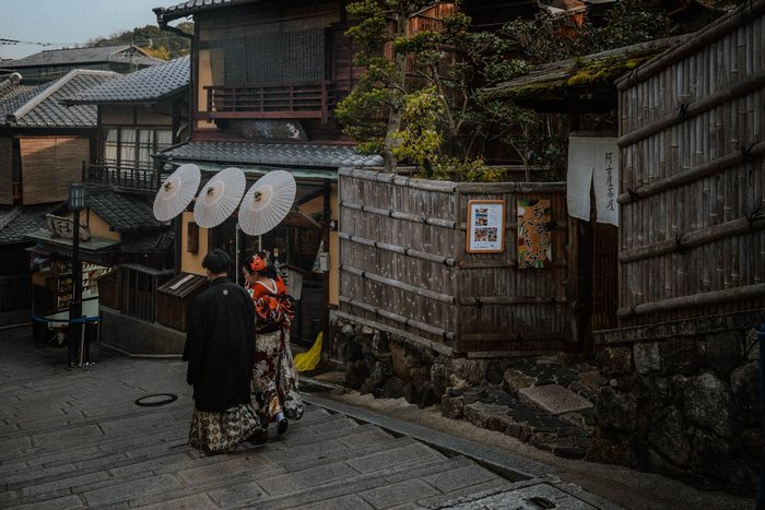 Kyoto passerella tempio ombra, fotografia di viaggio e street photography in Giappone
