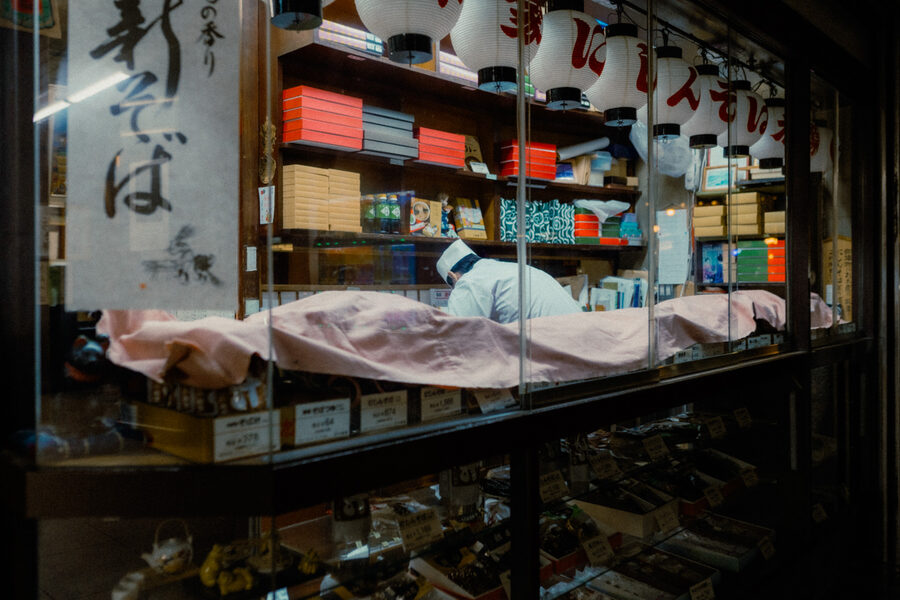 Pesce esposto nella vetrina di una bottega, Kyoto
