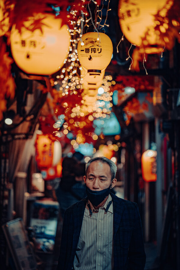 Ritratto sotto le lanterne in un vicolo di Pontochō, Kyoto