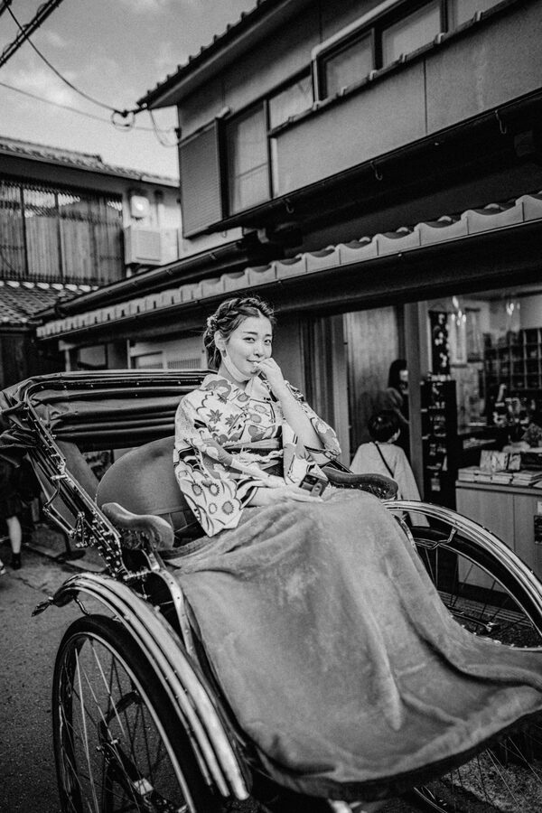 Donna in kimono su un risciò, ritratto in bianco e nero, Kyoto