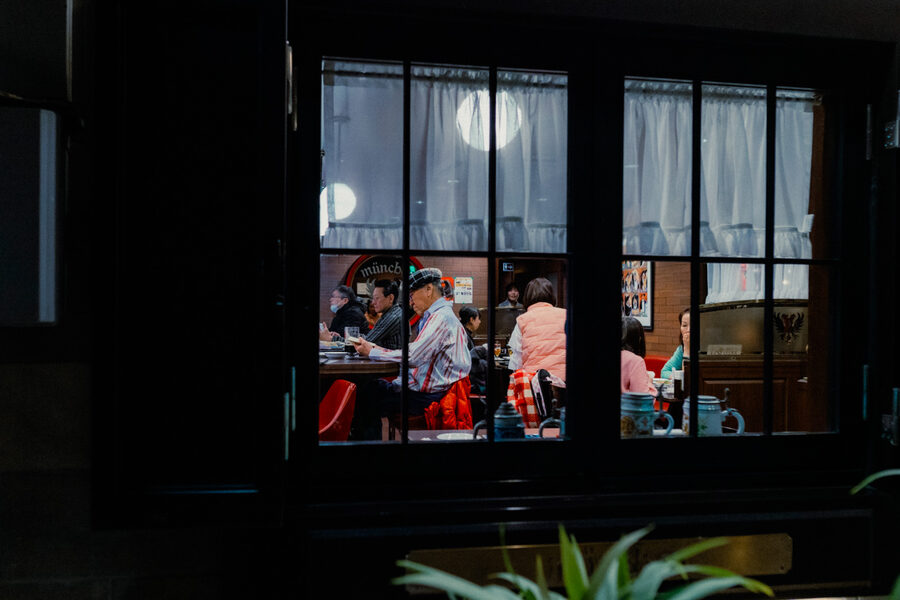 Clienti di un ristorante osservati attraverso la finestra, Kyoto