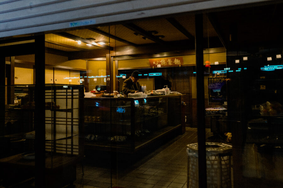 Interno caldo di un ristorante visto dalla strada, Kyoto