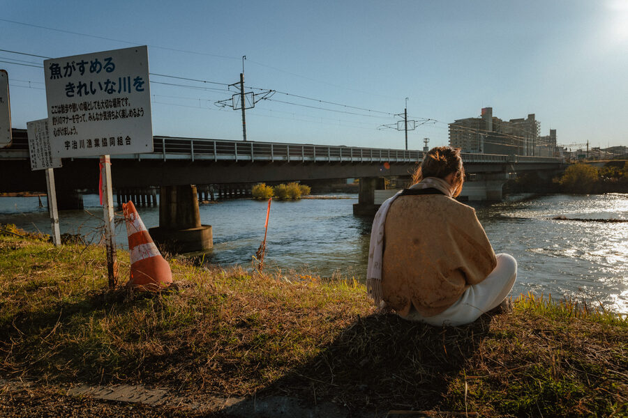 Figura seduta sulla riva di un fiume, Kyoto