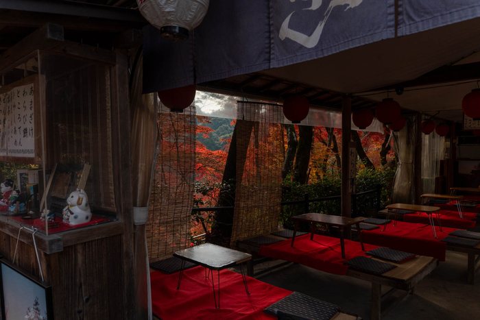 Kyoto sala da te cuscini rossi, fotografia di viaggio e street photography in Giappone
