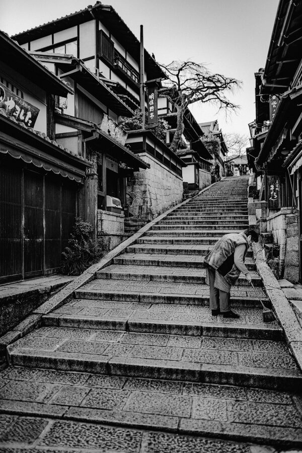 Scalinata tradizionale di Sannenzaka in bianco e nero, Kyoto