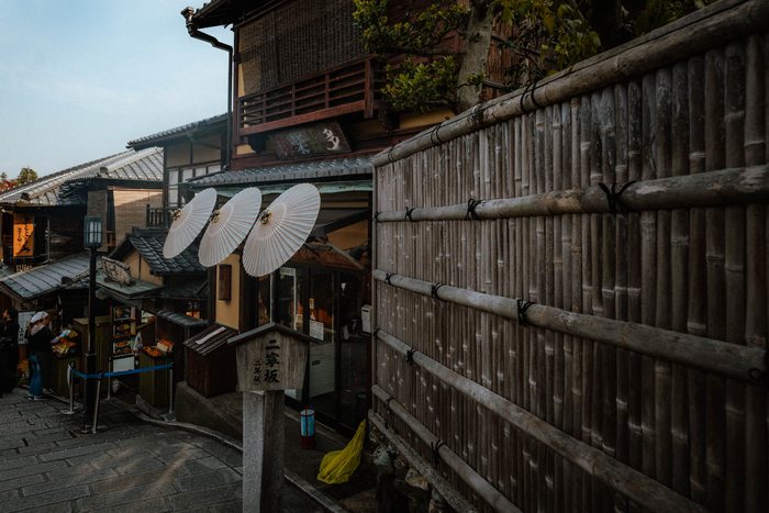 Kyoto santuario tra aceri, fotografia di viaggio e street photography in Giappone