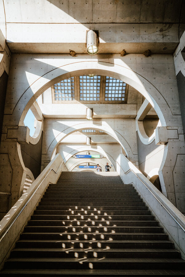 Scala incorniciata da un’architettura geometrica, Kyoto