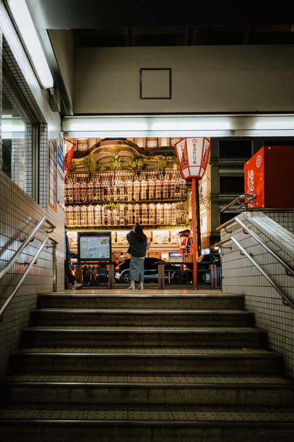 Scala conduce a un negozio illuminato, Kyoto