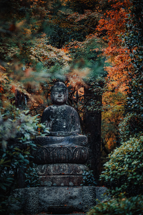Statua di pietra circondata dagli aceri, Kyoto