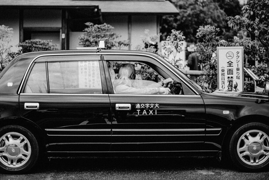 Taxi tradizionale fotografato di profilo in bianco e nero, Kyoto