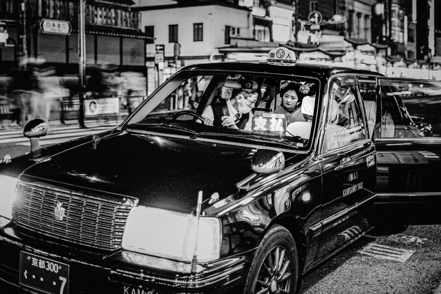 Taxi con passeggeri fotografato in bianco e nero, Kyoto