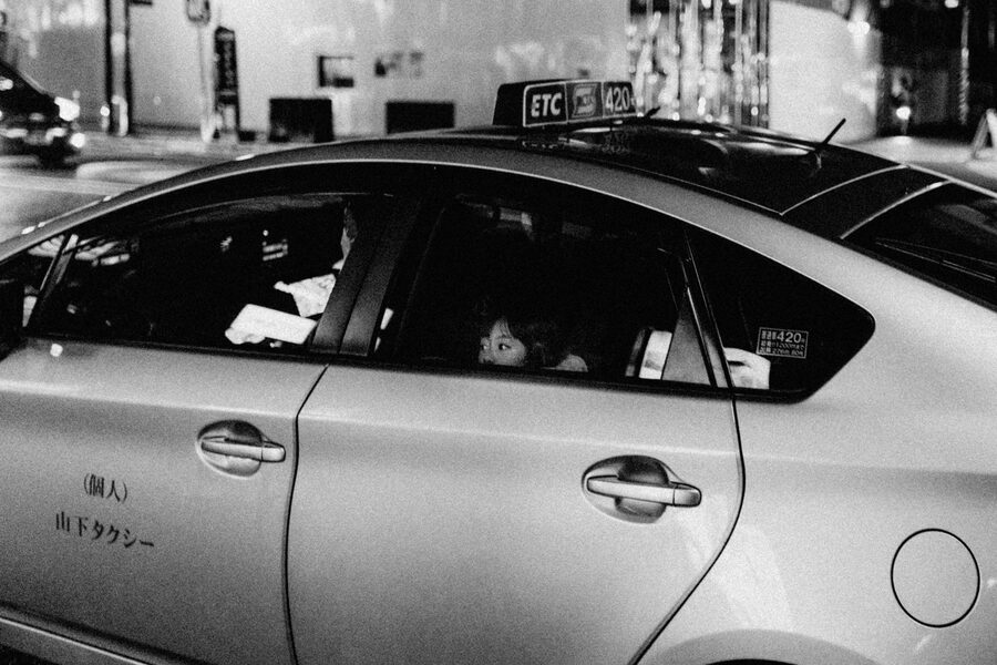 Taxi di Kyoto ripreso di profilo in bianco e nero
