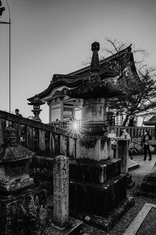 Architettura tradizionale e lanterna di pietra in bianco e nero, Kyoto