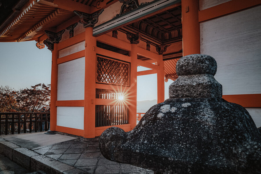Portico rosso di un tempio illuminato dal sole, Kyoto