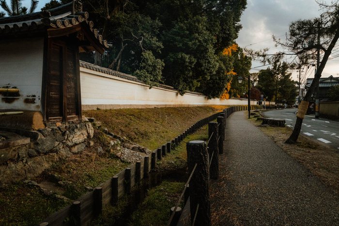 Kyoto tempio tetto nero, fotografia di viaggio e street photography in Giappone