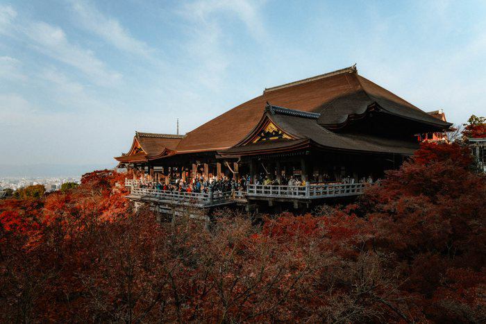 Kyoto terrazza legno autunno, fotografia di viaggio e street photography in Giappone