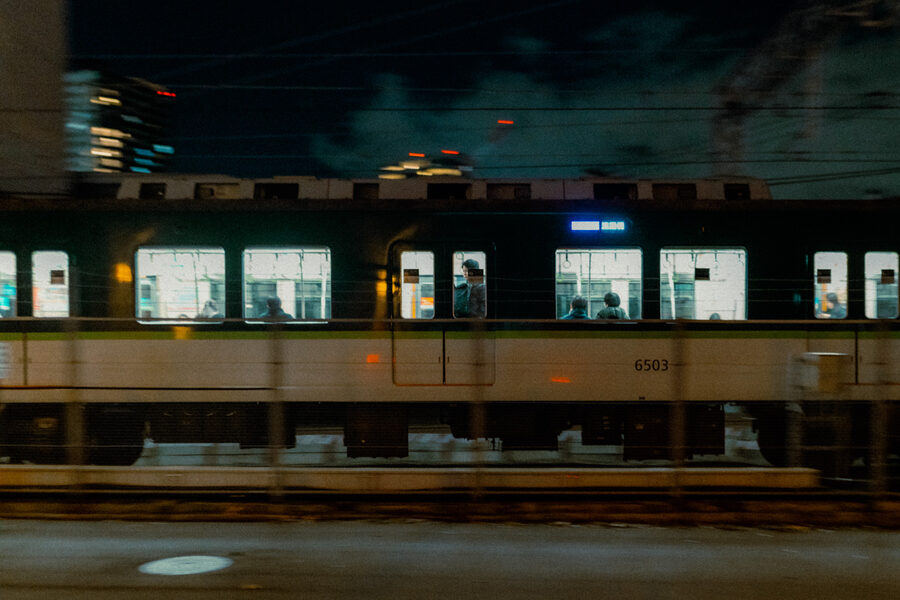 Treno fermo alla stazione durante la sera, Kyoto