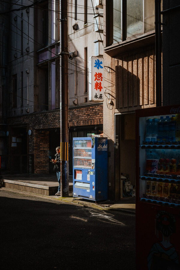 Distributori automatici illuminati in un vicolo di Kyoto