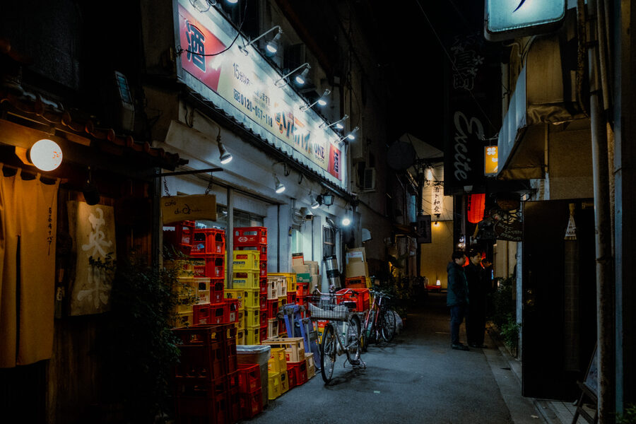 Vicolo con negozi illuminati nella notte, Kyoto