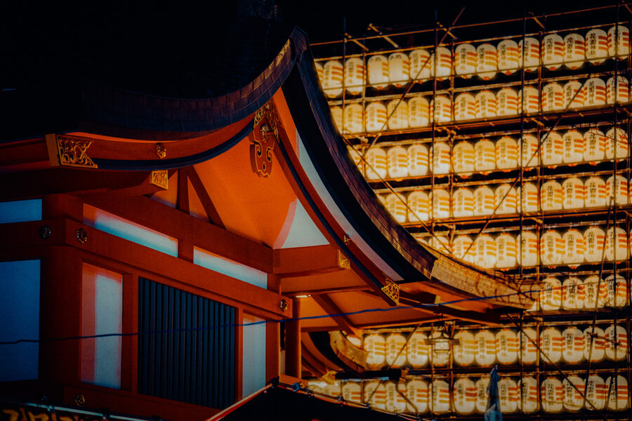 Tempio illuminato da file di lanterne nella notte, Kyoto