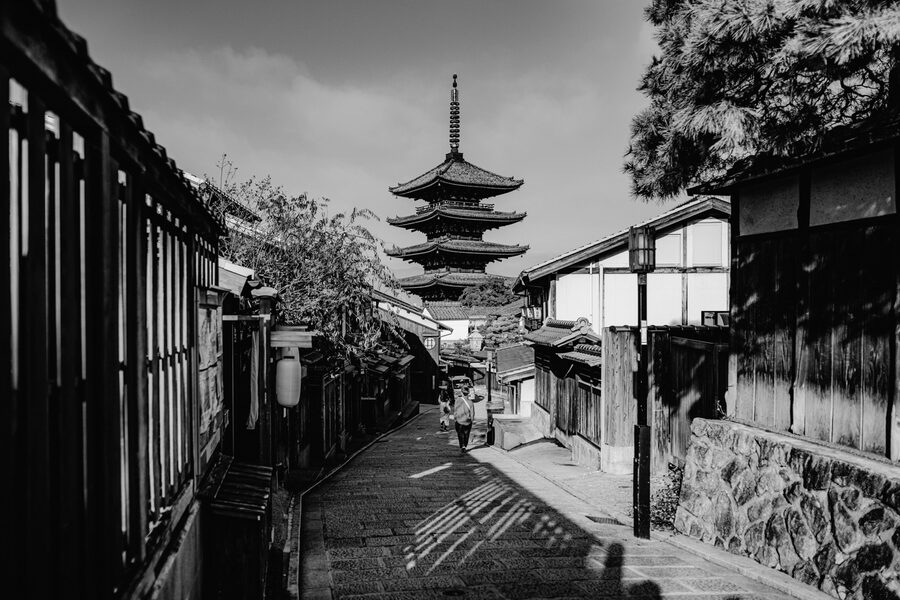 Pagoda Yasaka lungo una strada tradizionale in bianco e nero, Kyoto