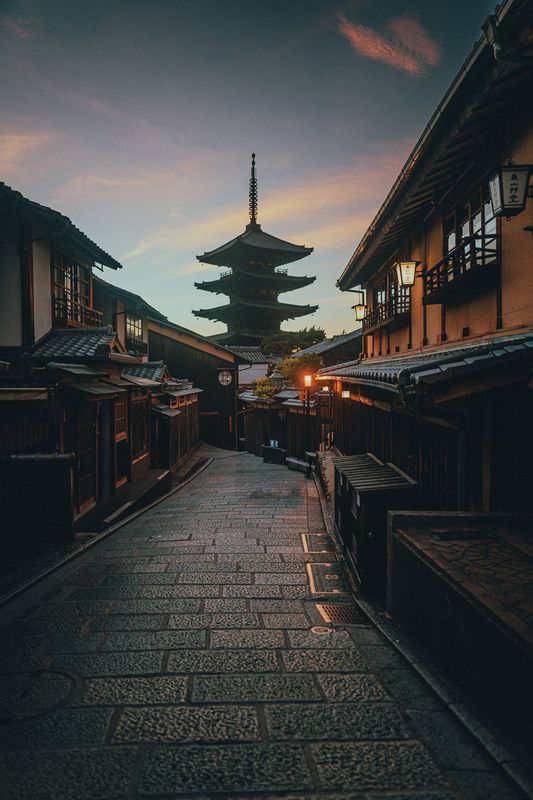 La pagoda Yasaka che chiude un vicolo acciottolato al crepuscolo, Higashiyama, Kyoto
