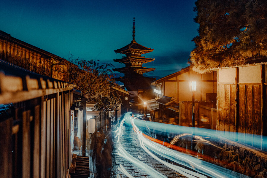 Pagoda Yasaka con scie luminose nella sera, Kyoto