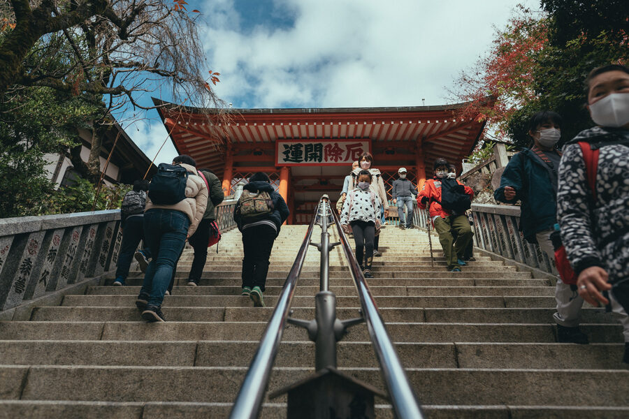 Visitatori salgono la scalinata del tempio Daishō-in, Miyajima