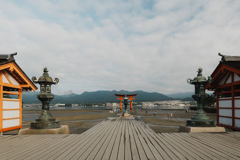 Le passerelle del santuario di Itsukushima con la bassa marea e il torii sullo sfondo, Miyajima