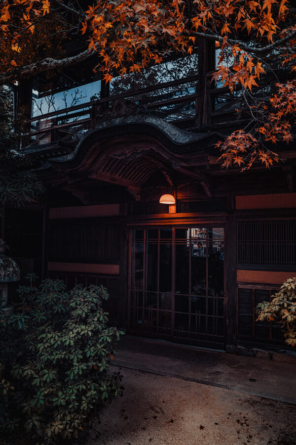 Portale di un tempio tra gli aceri nella luce della sera, Miyajima