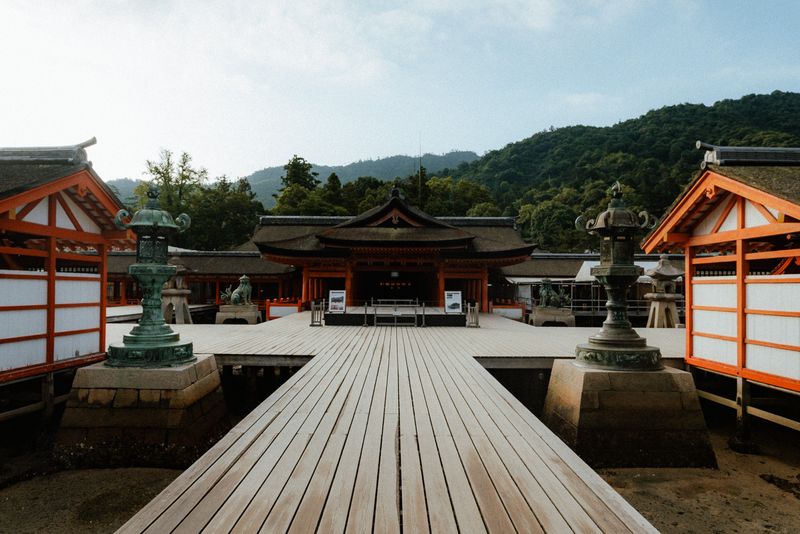 La passerella centrale del santuario di Itsukushima tra le lanterne di bronzo, Miyajima