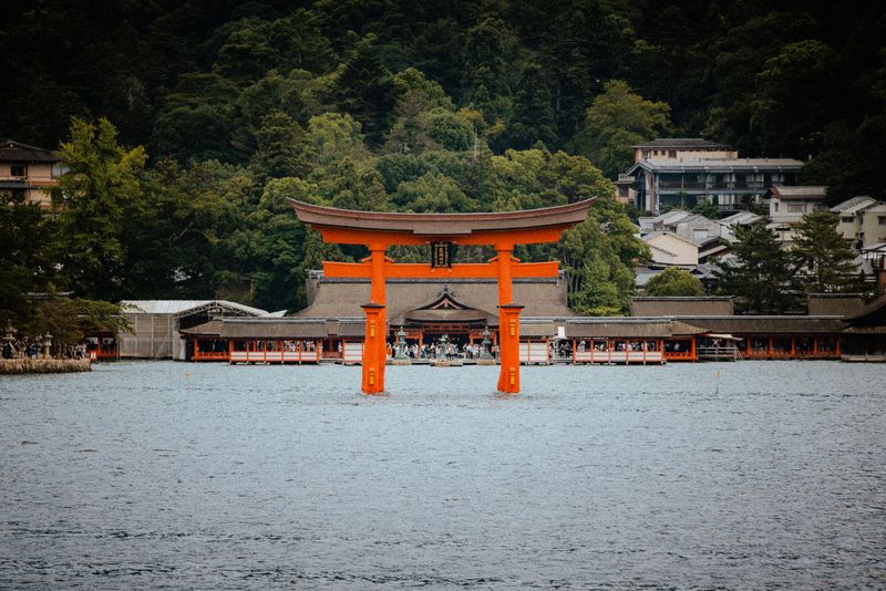 Il grande torii galleggiante di Itsukushima visto dal mare con il santuario e la collina alle spalle, Miyajima