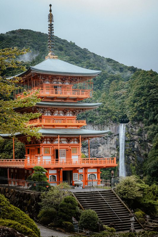 La pagoda vermiglia del Seiganto-ji accanto alla cascata di Nachi tra le montagne boscose