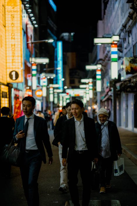 Osaka bambina parco tramonto, fotografia di viaggio e street photography in Giappone