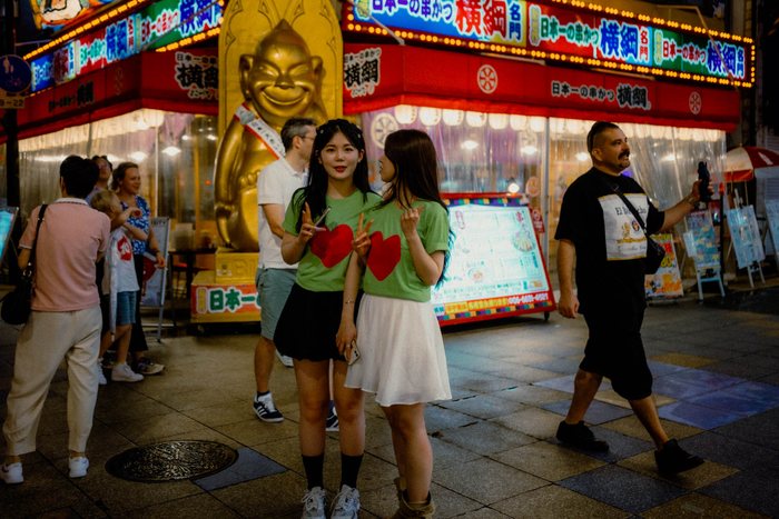 Osaka bar notturno insegna rossa, fotografia di viaggio e street photography in Giappone