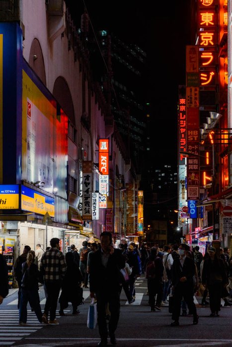 Osaka bar rosa passante, fotografia di viaggio e street photography in Giappone